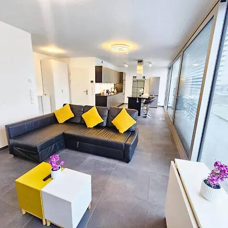 Stylish Penthouse Retreat With Terrace & Parking Lägenhet *