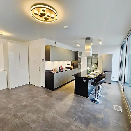 Stylish Penthouse Retreat With Terrace & Parking