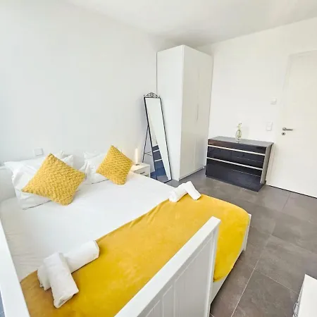 Stylish Penthouse Retreat With Terrace & Parking *