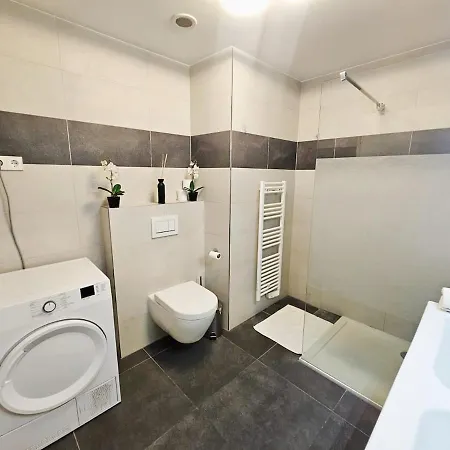 Stylish Penthouse Retreat With Terrace & Parking Lägenhet