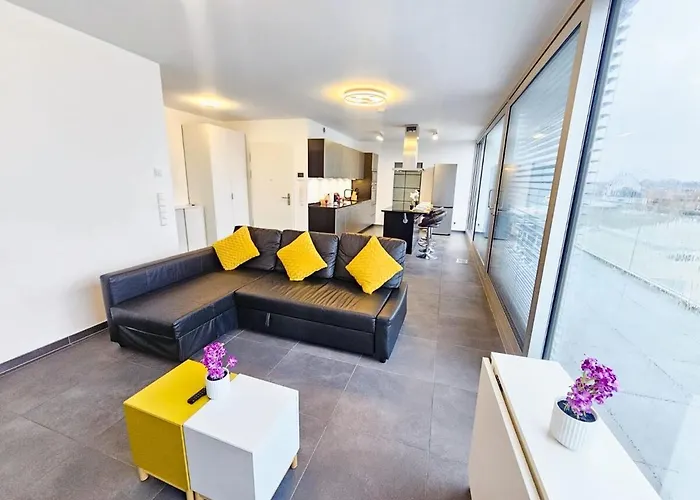 Stylish Penthouse Retreat With Terrace & Parking アパート *