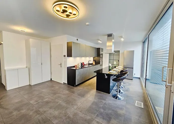 Stylish Penthouse Retreat With Terrace & Parking