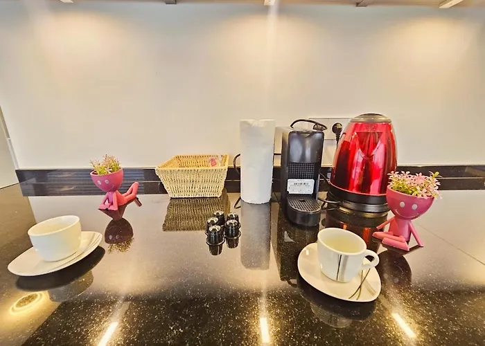 Stylish Penthouse Retreat With Terrace & Parking