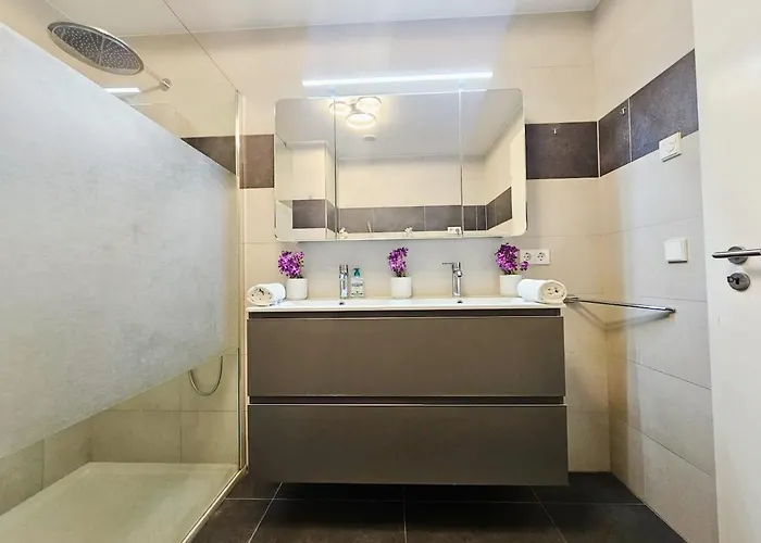 Stylish Penthouse Retreat With Terrace & Parking 아파트