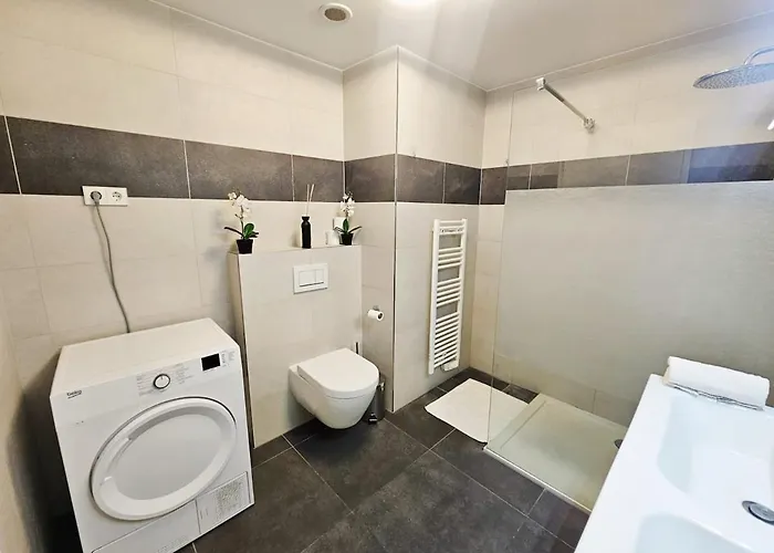 Stylish Penthouse Retreat With Terrace & Parking 아파트