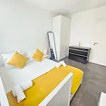 Stylish Penthouse Retreat With Terrace & Parking *
