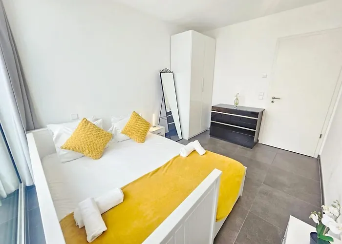 Stylish Penthouse Retreat With Terrace & Parking *